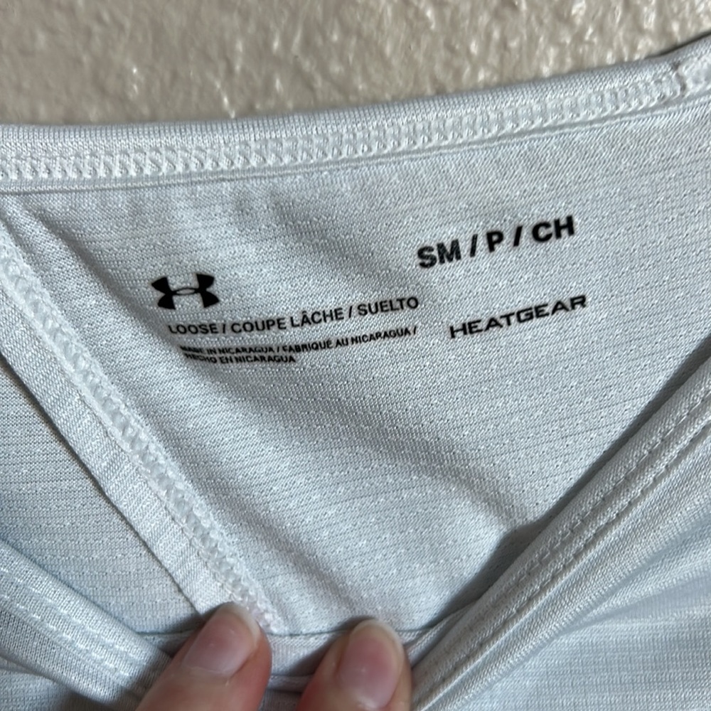 Under armour light weight workout shirt - Picture 3 of 3